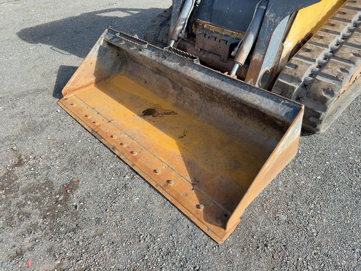 2013-deere-323d-image-9