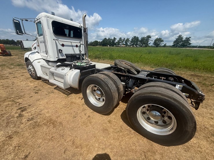 2012-peterbilt-384-image-12