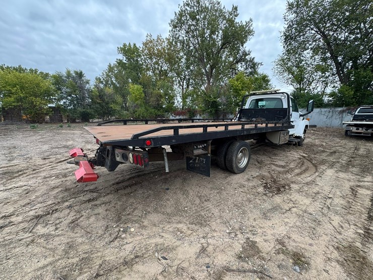 #1935-•-2004-chevrolet-5500-roll-back-truck-image-5