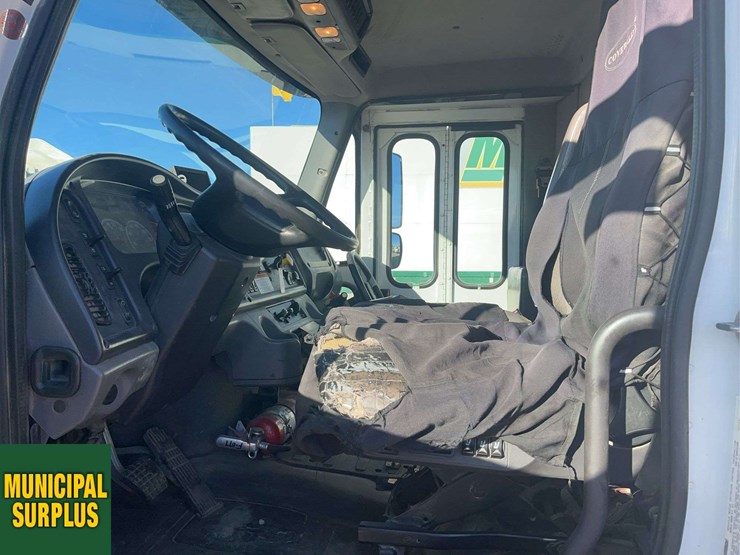 2015-freightliner-m2-106-image-13