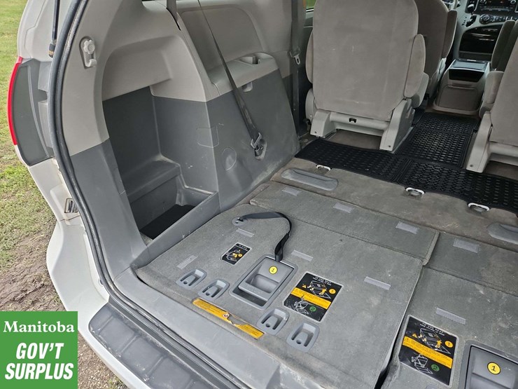 2013-toyota-sienna-image-32