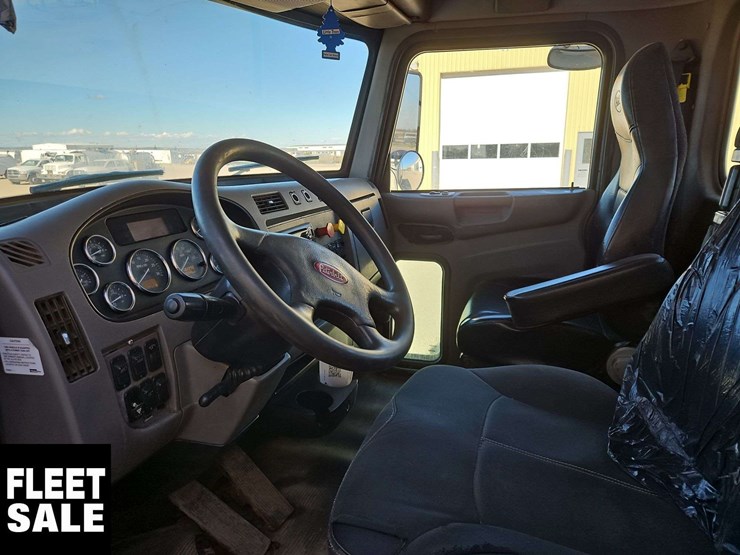 2015-peterbilt-348-image-19
