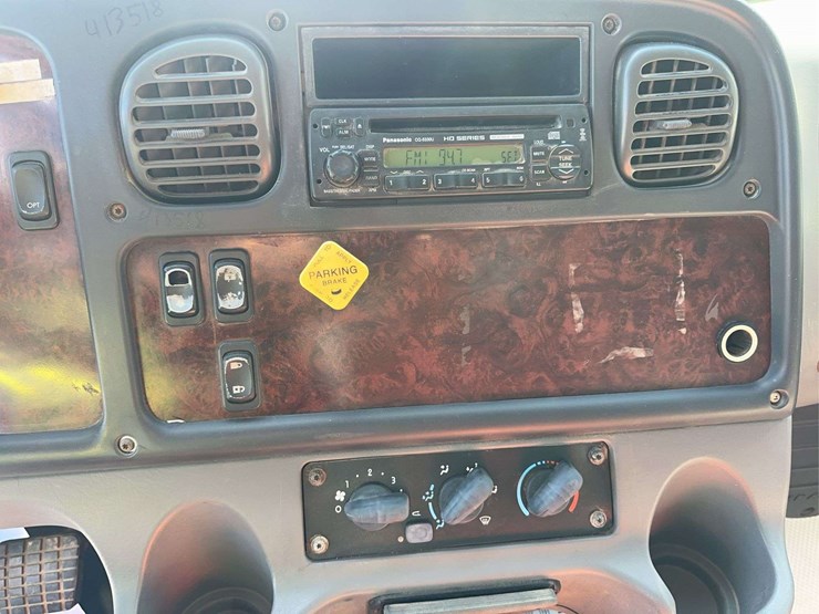 2005-freightliner-m2-106-image-25