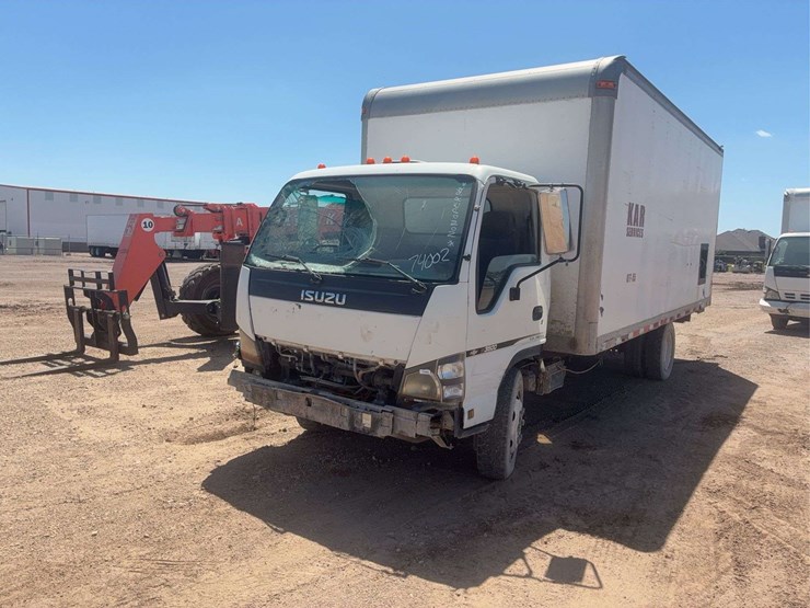 2006-isuzu-nqr-image-1