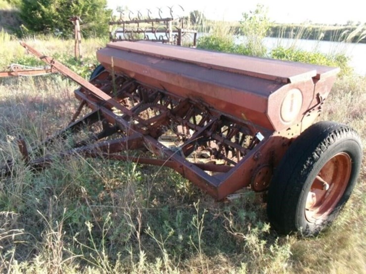 drill,-international-harvestor-16-hole-image-1