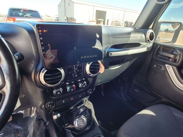 2015-jeep-wrangler-unlimited-sahara-image-14