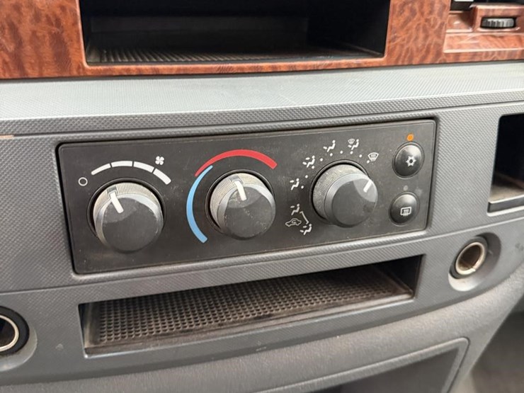 2006-dodge-ram-3500-image-17