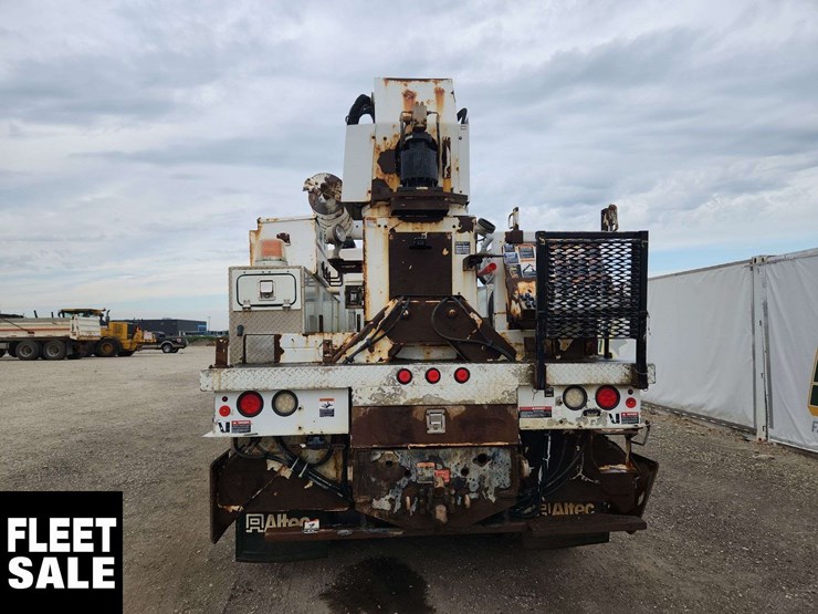 2014-freightliner-m2-106-image-6