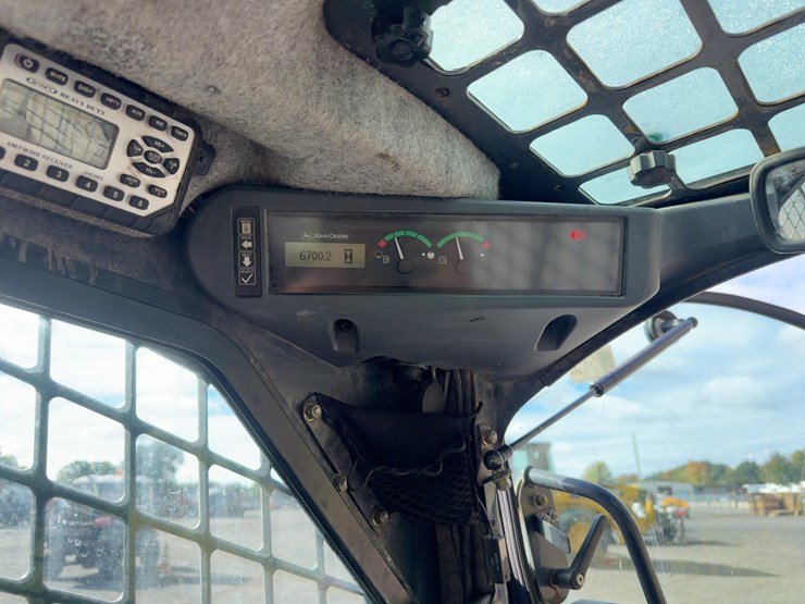 2013-deere-323d-image-23