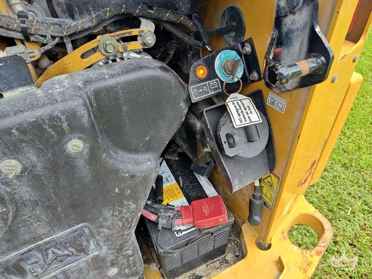 2021-caterpillar-299d3-image-10