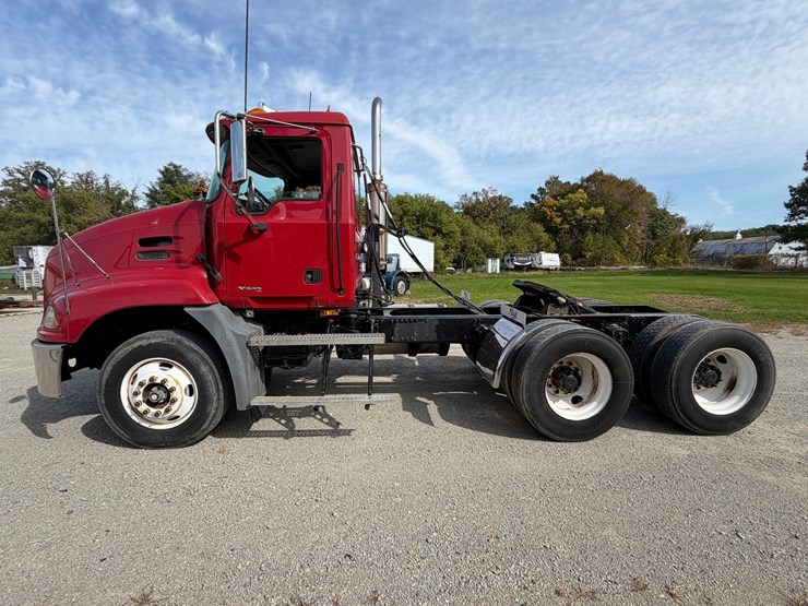 #1625-•-2006-mack-vision-cxn613-day-cab-image-2