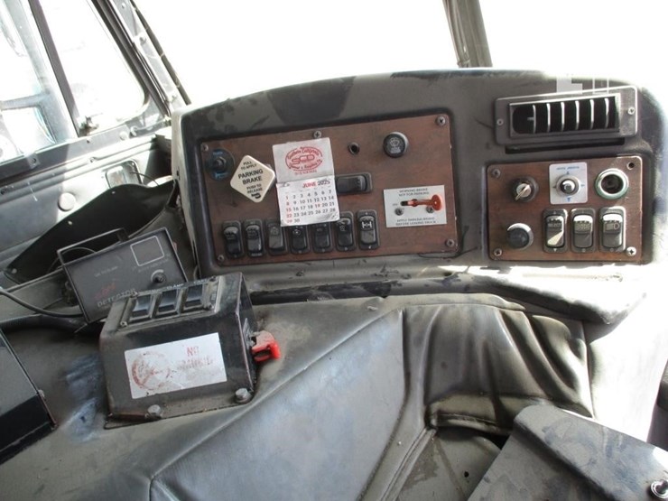 2009-peterbilt-320-image-10