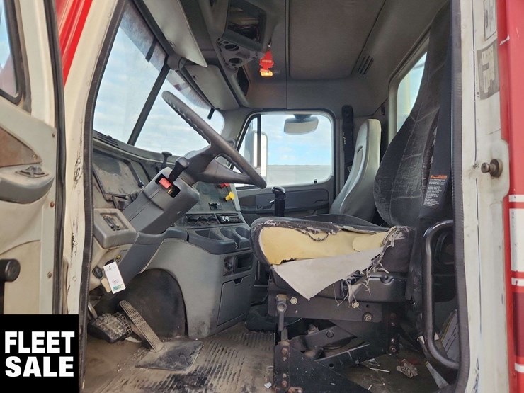 2005-freightliner-columbia-120-image-14