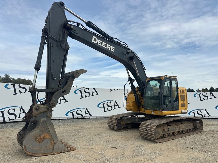 2017-deere-245g-lc-image-1