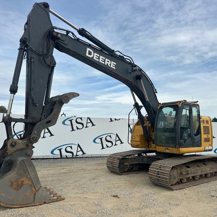 2017 DEERE 245G LC