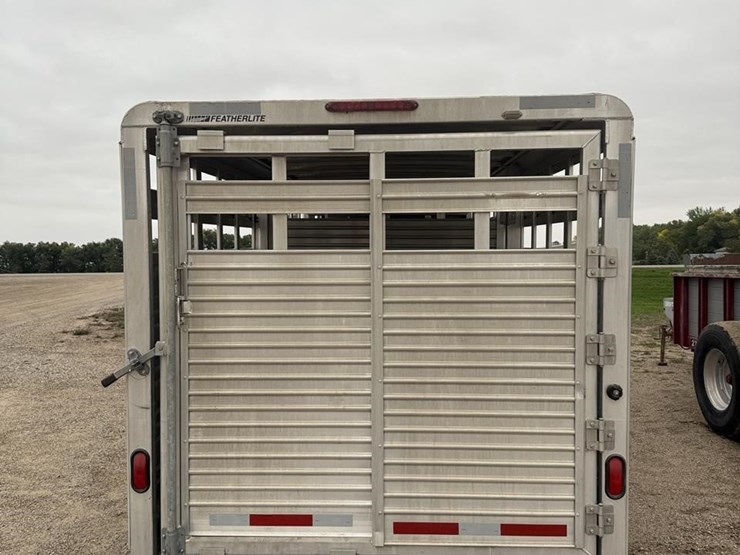 2005-featherlite-8127-image-6