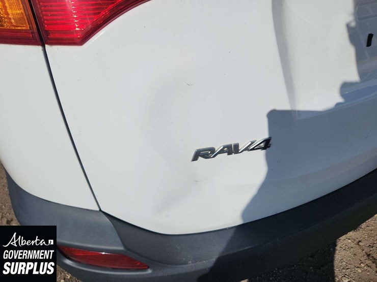 2015-toyota-rav4-le-image-32