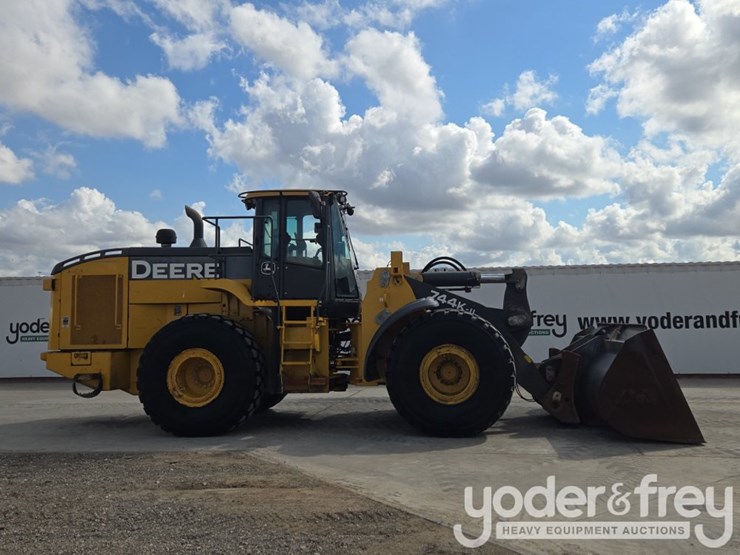 2019-deere-744k-image-6