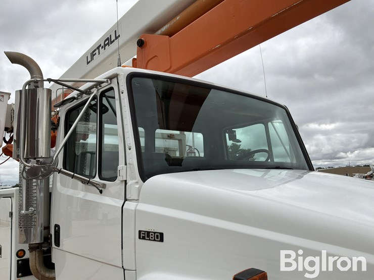 2002-freightliner-fl80-image-17