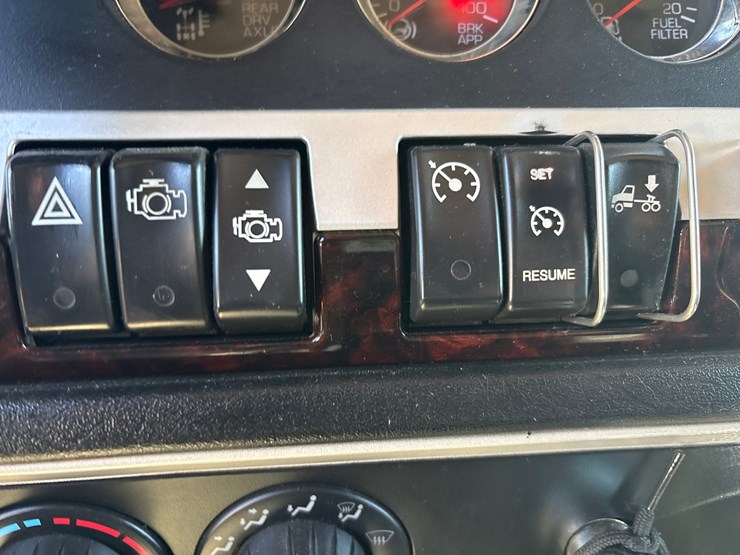 2023-kenworth-w900l-image-85