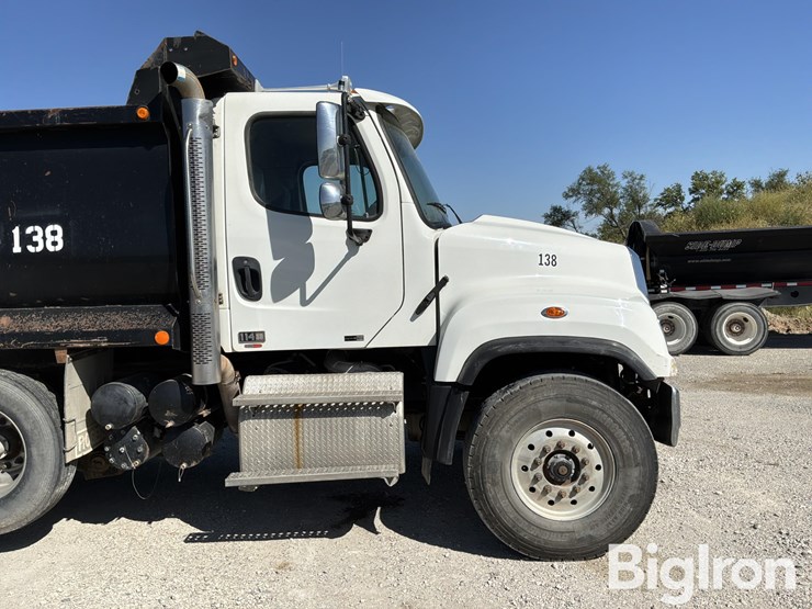 2013-freightliner-114sd-image-19