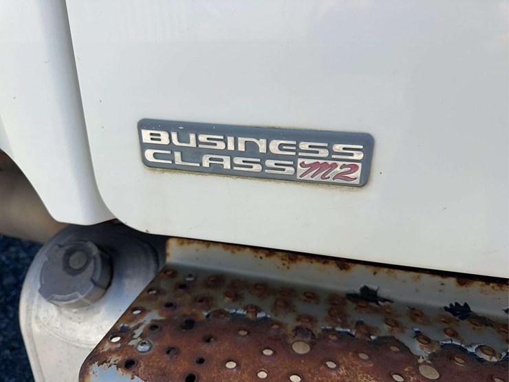 2005-freightliner-m2-106-image-13