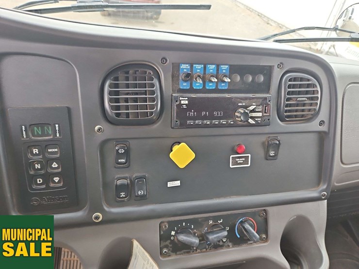 2019-freightliner-m2-106-image-18