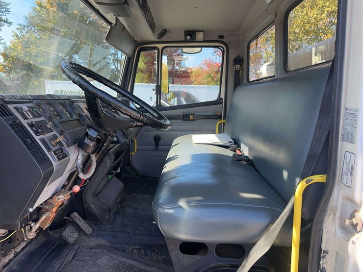 2000-freightliner-fl80-image-21