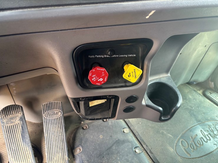 2014-peterbilt-384-image-80