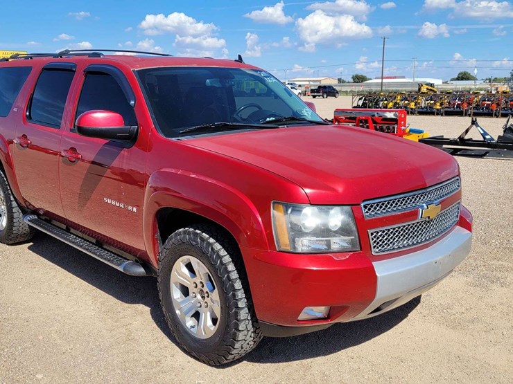 2013-chevrolet-suburban-1500-image-2