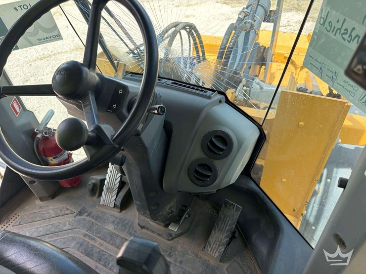 2022-john-deere-524-image-12