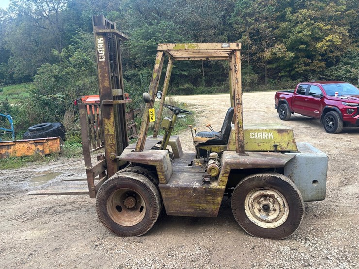 #3332-•-clark-it40b-forklift-image-1