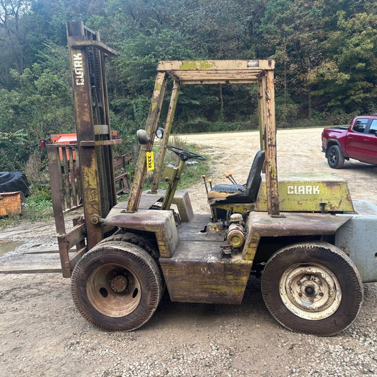 #3332 • Clark IT40B Forklift