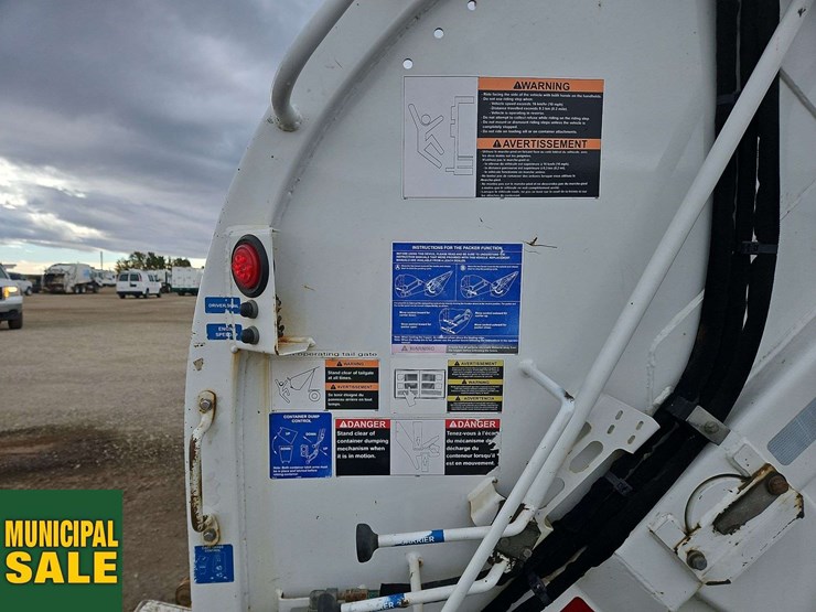 2019-freightliner-m2-106-image-29