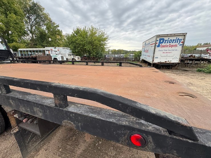 #1935-•-2004-chevrolet-5500-roll-back-truck-image-22