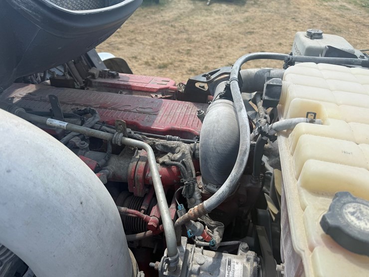 2012-peterbilt-384-image-39