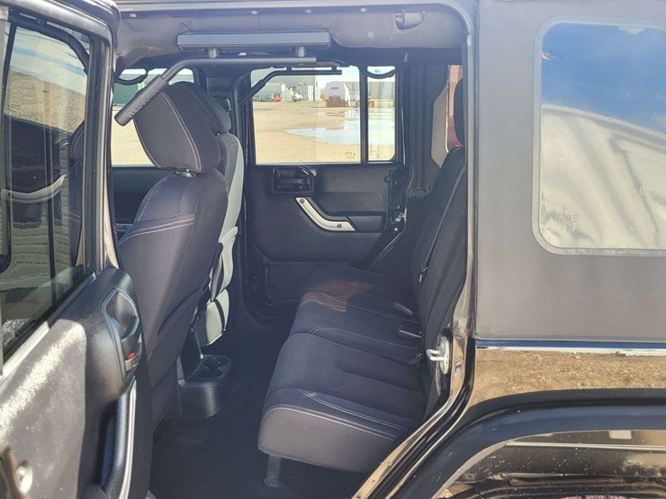 2015-jeep-wrangler-unlimited-sahara-image-9