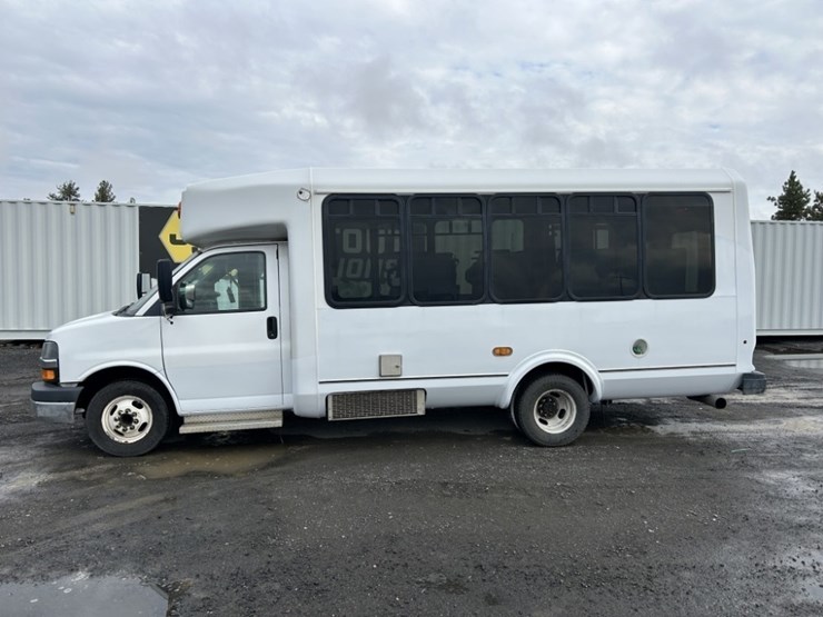 2016-chevrolet-express-paratransit-bus-image-2