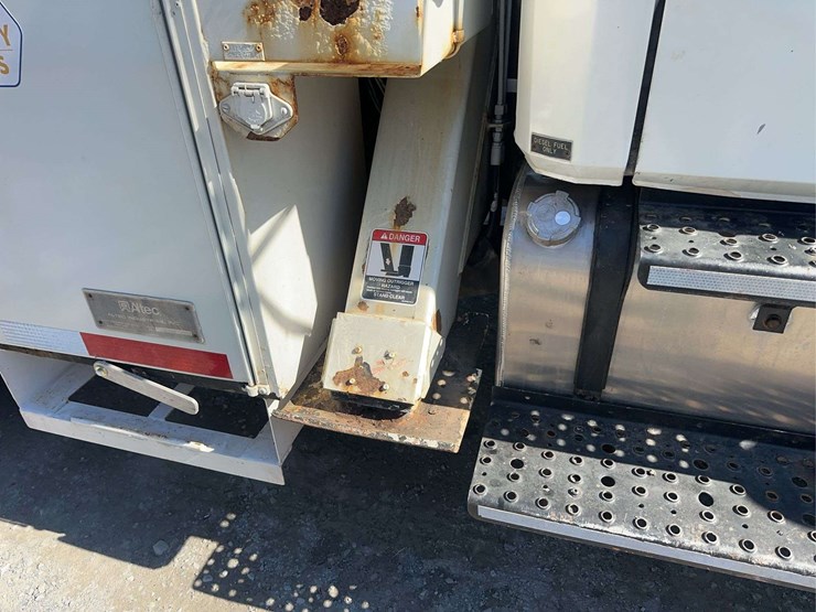 2000-freightliner-fl80-image-13