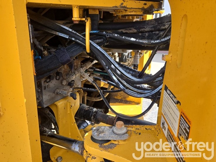 2019-deere-744k-image-29