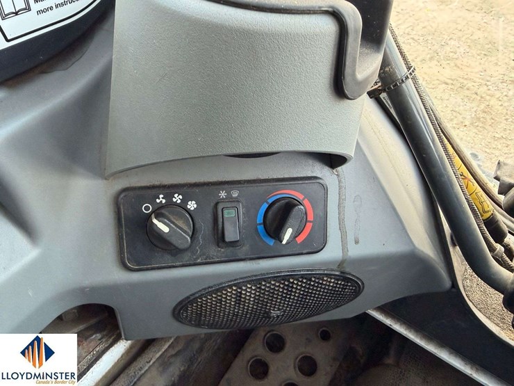 2015-bobcat-s570-image-24