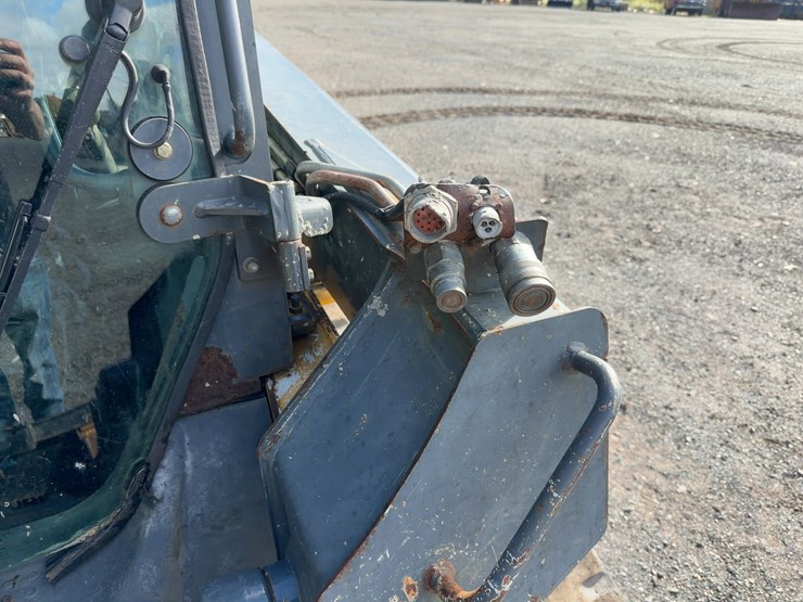 2013-deere-323d-image-10