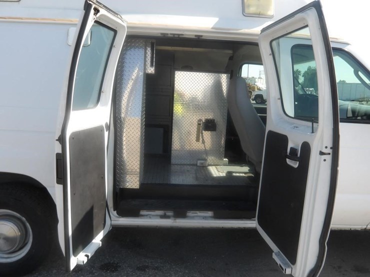 2003-utility-van-image-16