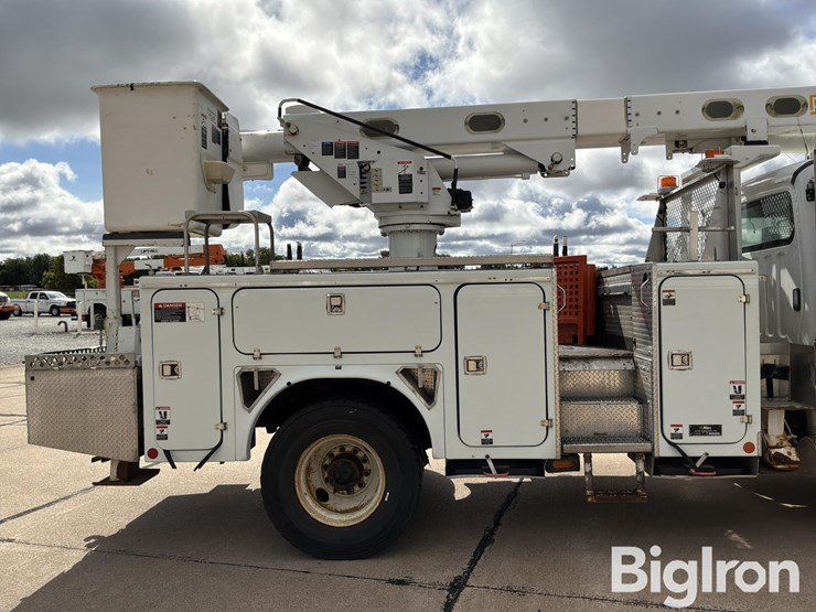 2009-freightliner-m2-106-image-16