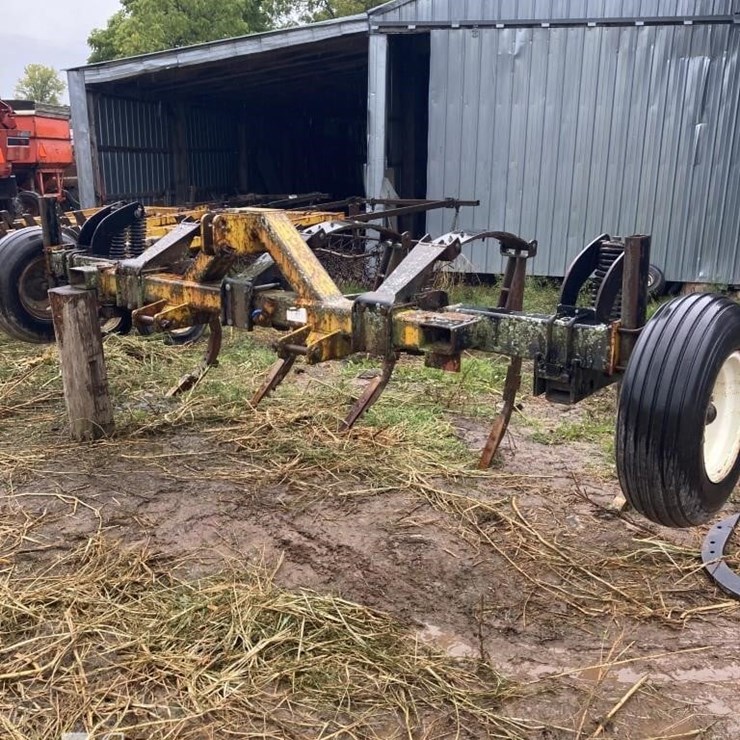 LANDOLL 3-POINT RIPPER 8110