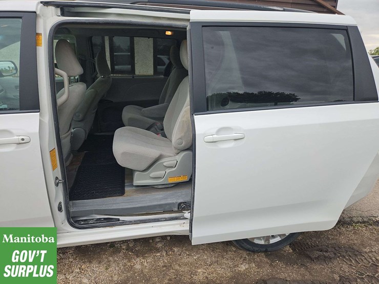 2013-toyota-sienna-image-22