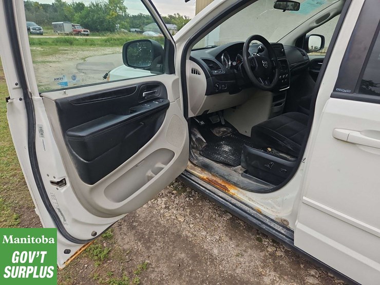 2012-dodge-grand-caravan-sxt-image-13