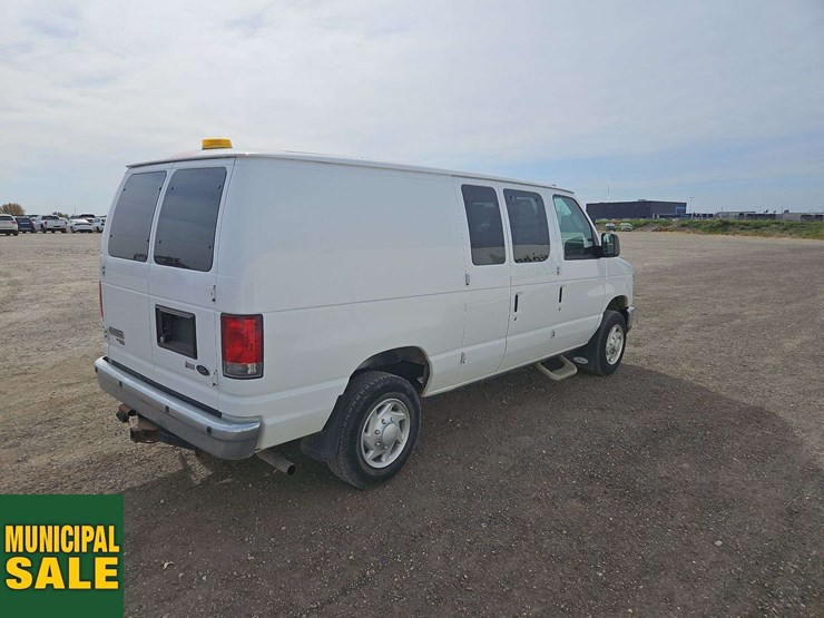 2014-ford-cargo-image-3