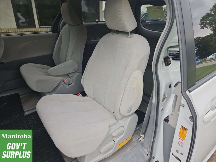 2013-toyota-sienna-image-23