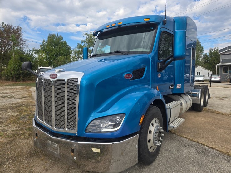 2020-peterbilt-579-image-1